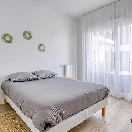 Spacieux 2 Pieces Avec Balcon A Deux Pas De Paris - 355c * Rueil-Malmaison