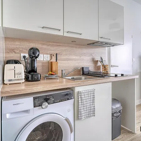 Spacieux 2 Pieces Avec Balcon A Deux Pas De Paris - 355c
